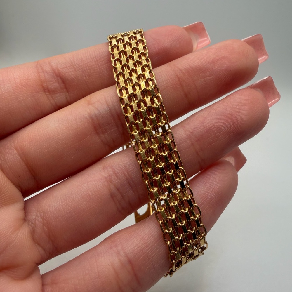 Elegant 18k Gold Bracelet